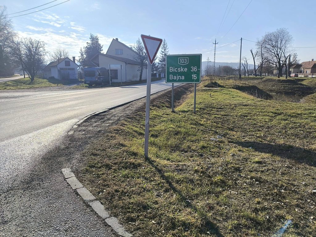 Spóroljunk a biztonságon! – Balesetveszélyessé tett útkereszteződés Táton