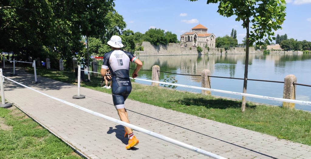 TATA, A VIZEK VÁROSA – triatlont rendez – de itt valami bűzlik